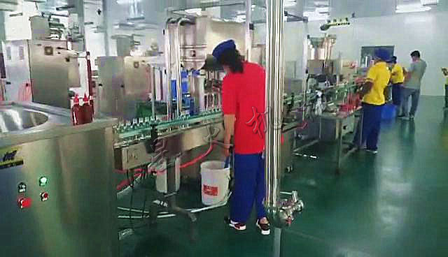 北京番茄醬客戶車間-番茄濃醬灌裝機(jī)-番茄醬自動(dòng)灌裝生產(chǎn)線應(yīng)用現(xiàn)場(chǎng)